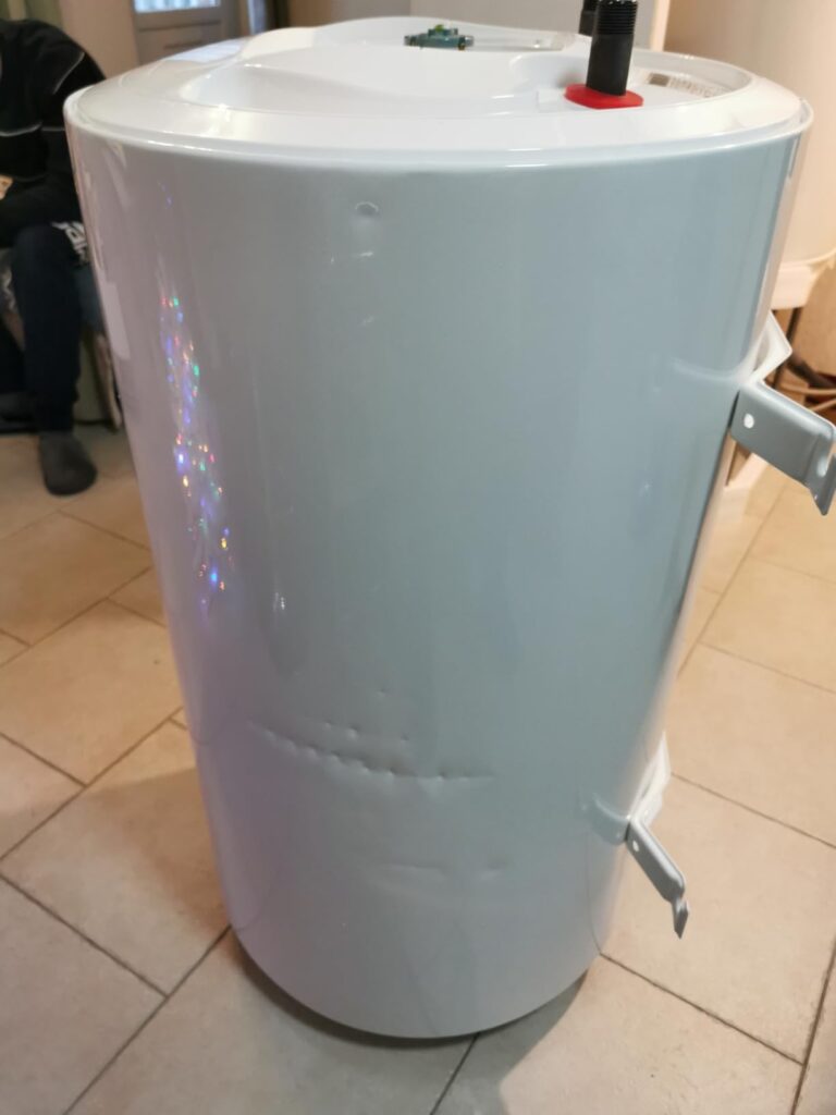 Chauffe-eau électrique cylindrique blanc posé au sol