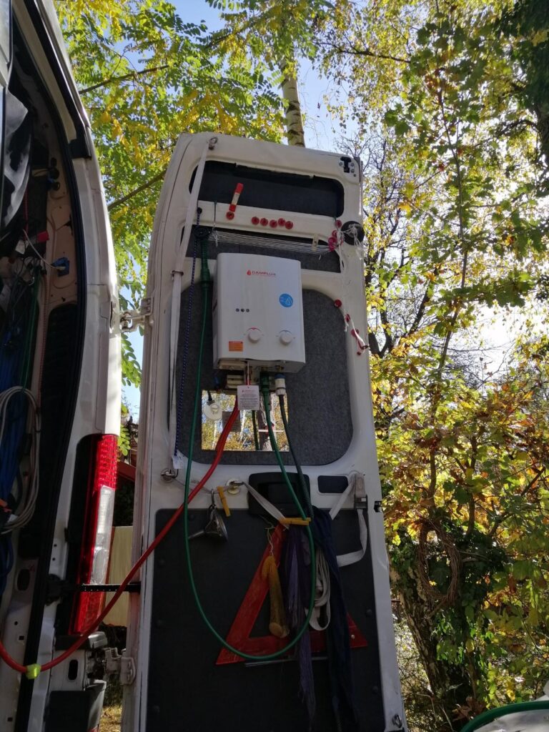 Chauffe-eau à gaz fixé sur la porte d'un fourgon