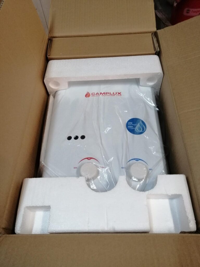 Chauffe-eau Camplux blanc dans son emballage
