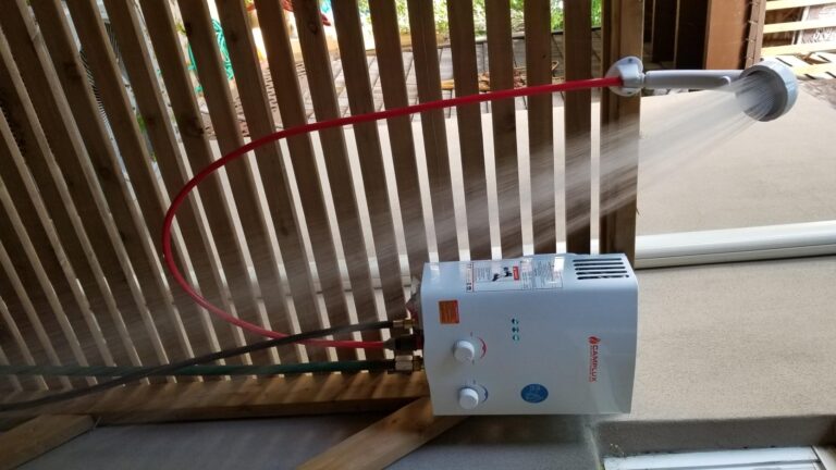 Chauffe-eau extérieur en fonctionnement avec jet de douche