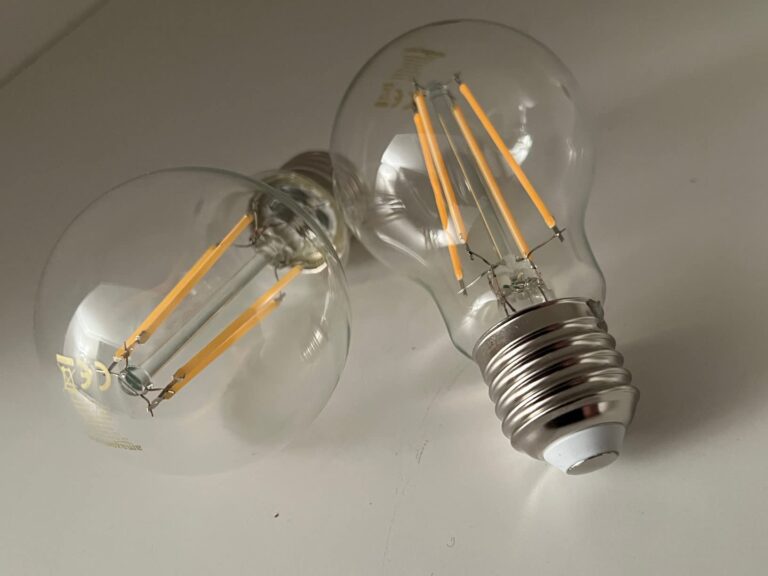 Gros plan sur deux ampoules à filament transparent