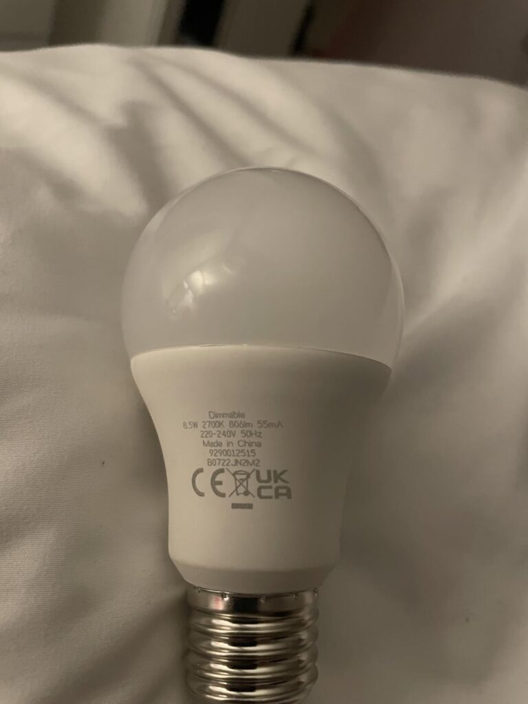 Marquages techniques et culot de l'ampoule LED Amazon Basics