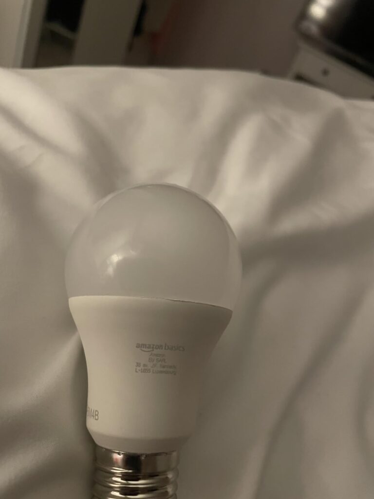 Ampoule LED Amazon Basics vue de face