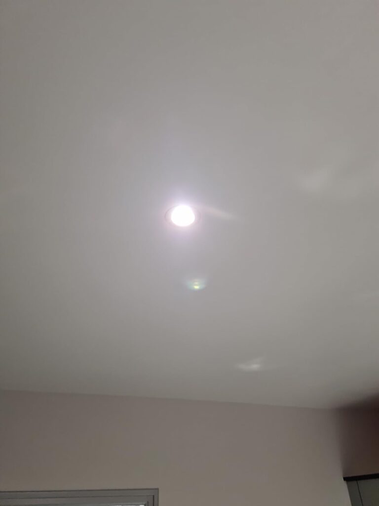 Spot LED allumé au plafond