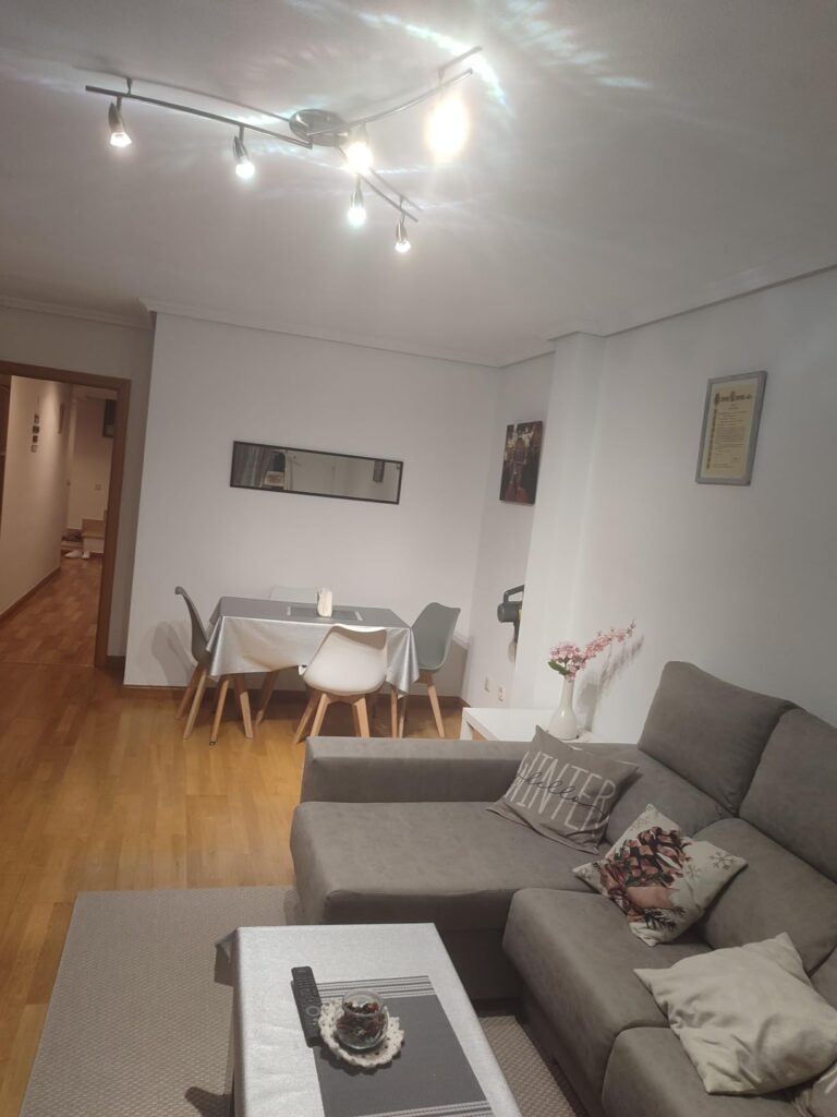 Luminaire à spots dans un salon