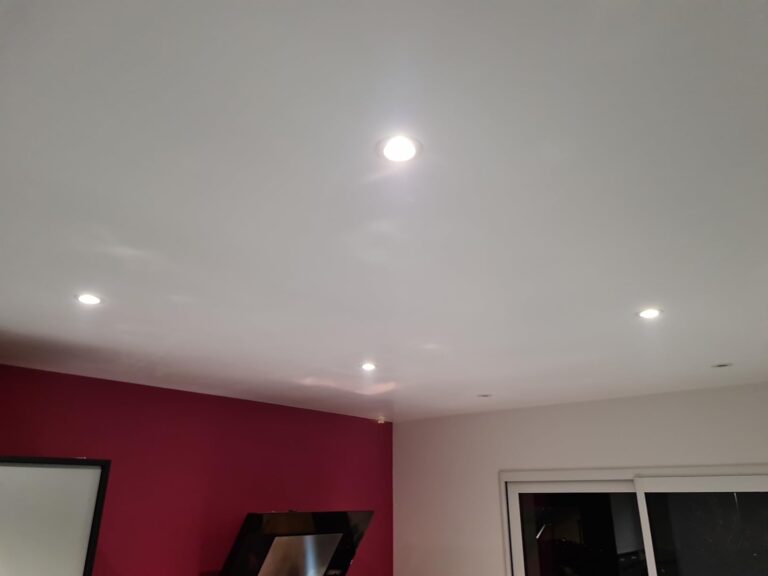 Spots LED encastrés au plafond allumés