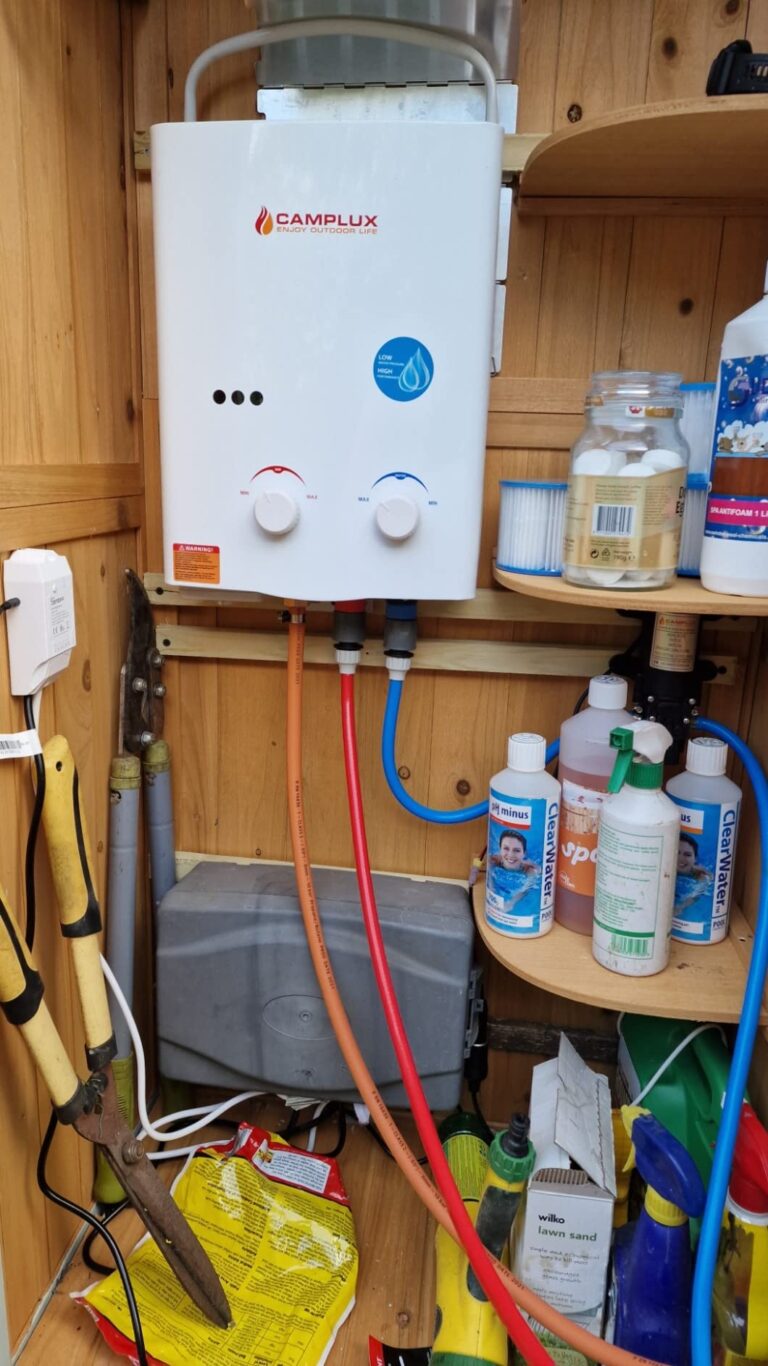 Chauffe-eau Camplux installé dans un abri de jardin