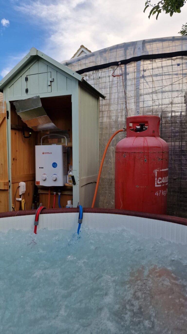 Chauffe-eau Camplux raccordé pour un bain extérieur