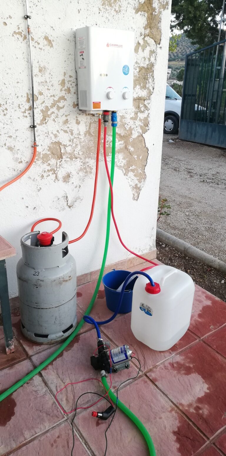 Kit chauffe-eau Camplux complet installé contre un mur extérieur