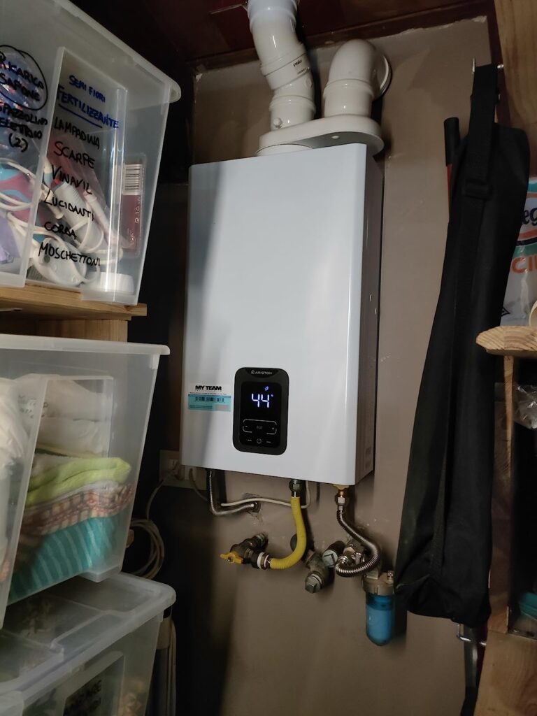 Chauffe-eau Ariston Next Evo X raccordé dans un local technique