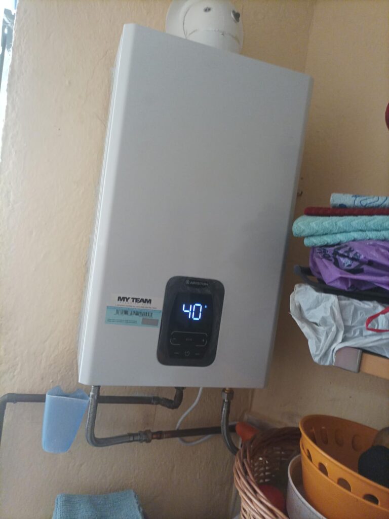 Chauffe-eau blanc Ariston Next Evo X installé au mur