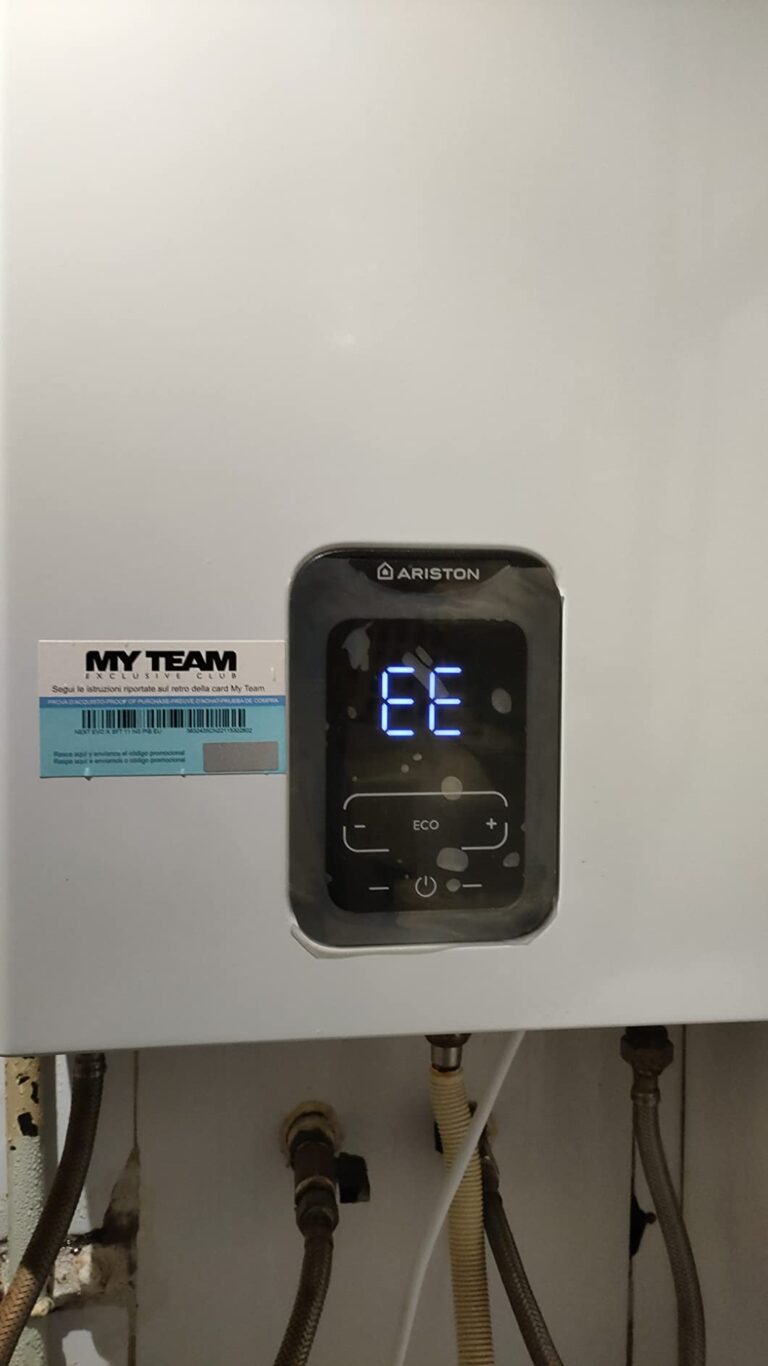 Écran digital du chauffe-eau Ariston affichant un code erreur
