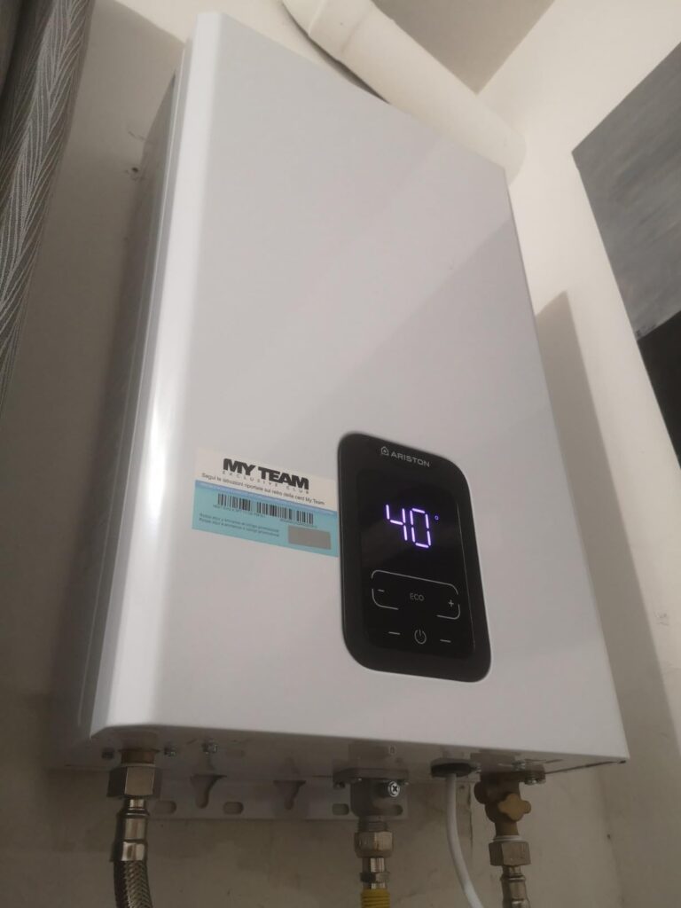 Vue en contre-plongée du chauffe-eau Ariston Next Evo X