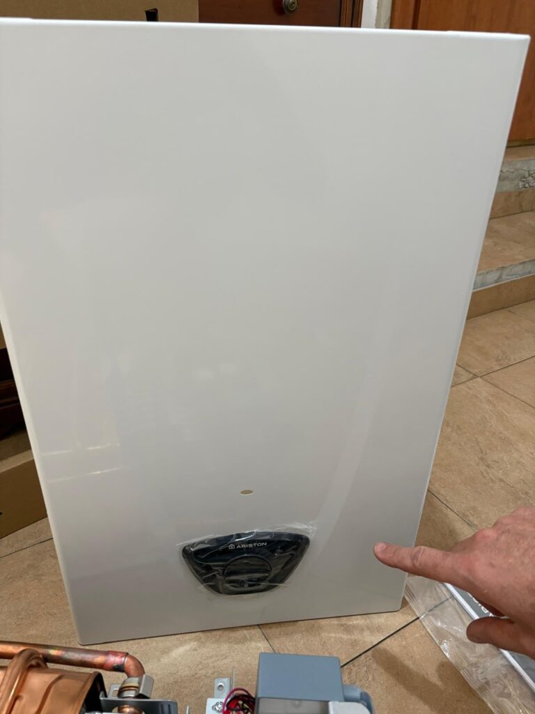 Capot frontal blanc du chauffe-eau Ariston