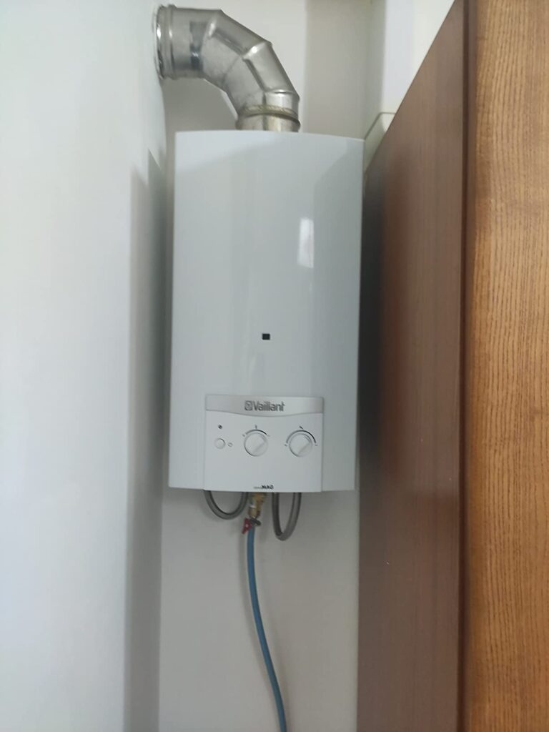 Chauffe-eau installé à côté d'un meuble