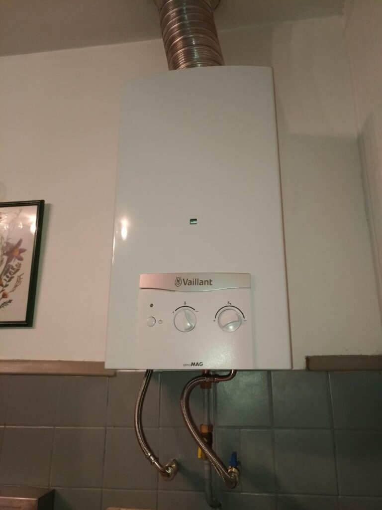 Chauffe-eau Vaillant atmoMAG installé au mur