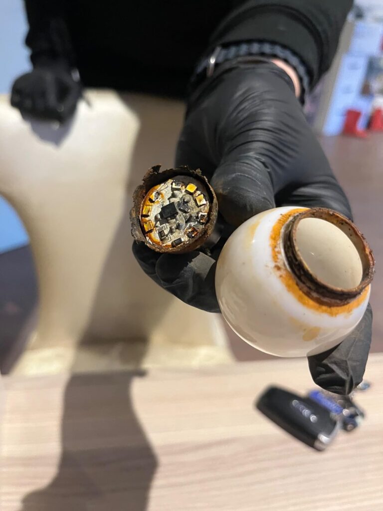 Gros plan sur une ampoule LED démontée présentant des traces d'oxydation