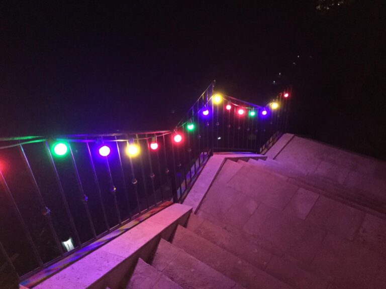 Escalier extérieur éclairé par des ampoules colorées la nuit