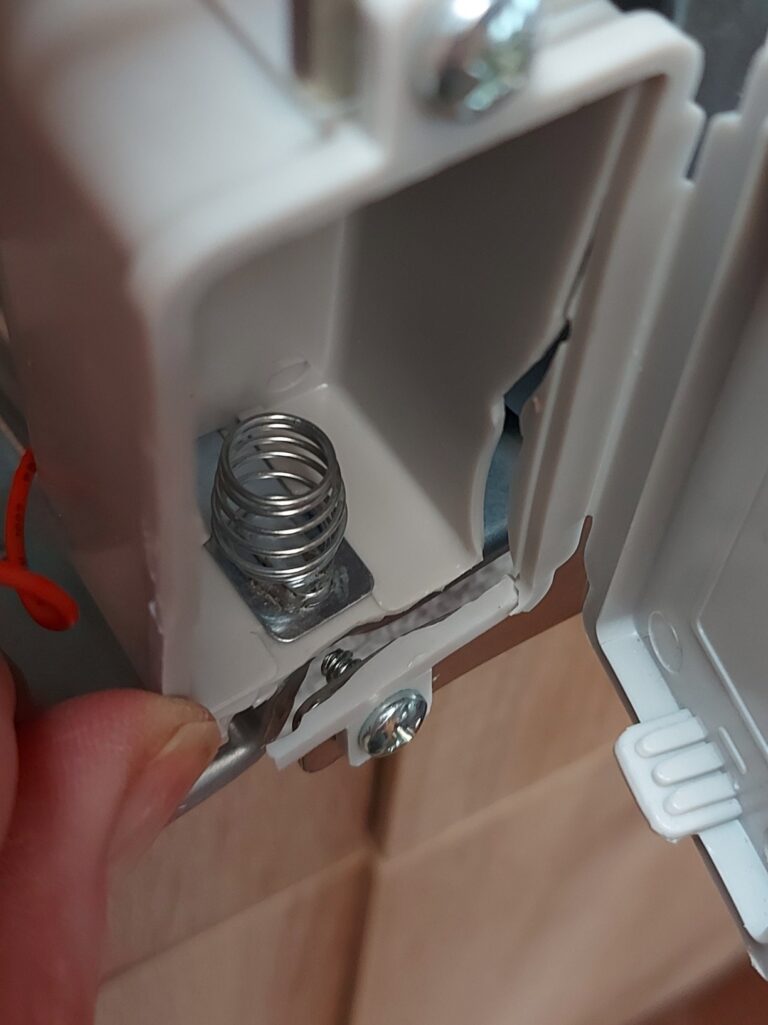 Compartiment à pile ouvert d'un chauffe-eau à gaz