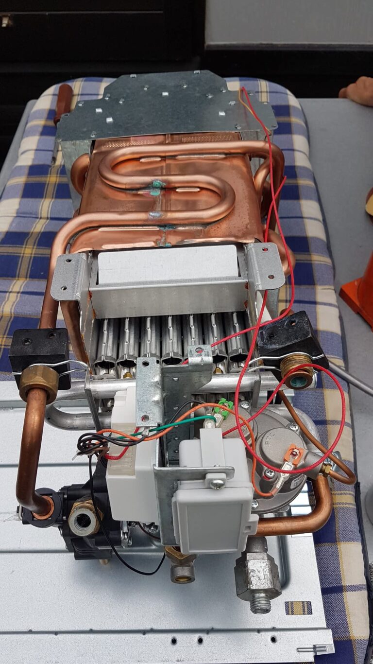Composants internes d'un chauffe-eau au gaz démonté