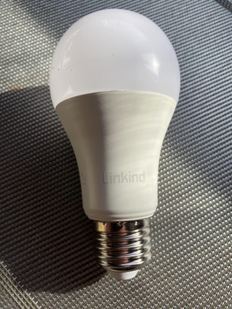 Gros plan sur une ampoule LED E27 Linkind