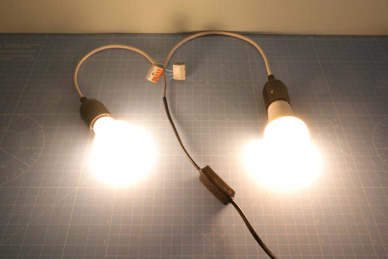 Test comparatif de deux ampoules allumées