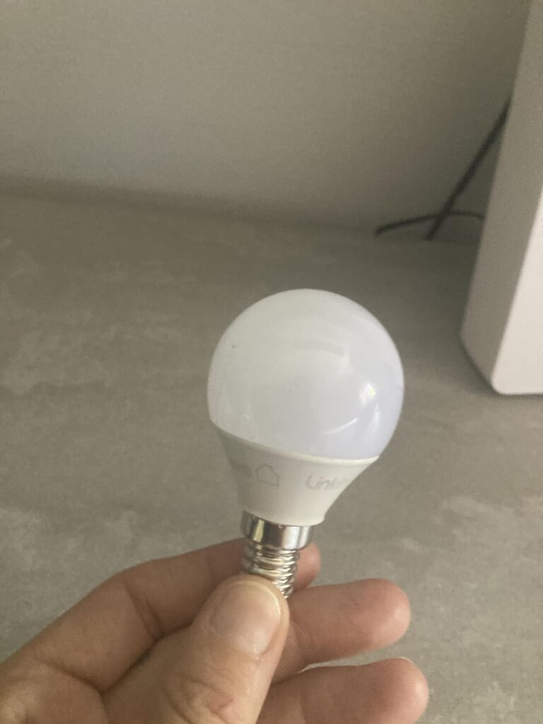 Ampoule LED Linkind E14 tenue en main