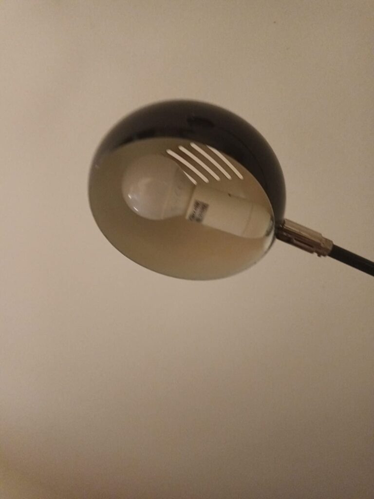Ampoule installée dans une lampe