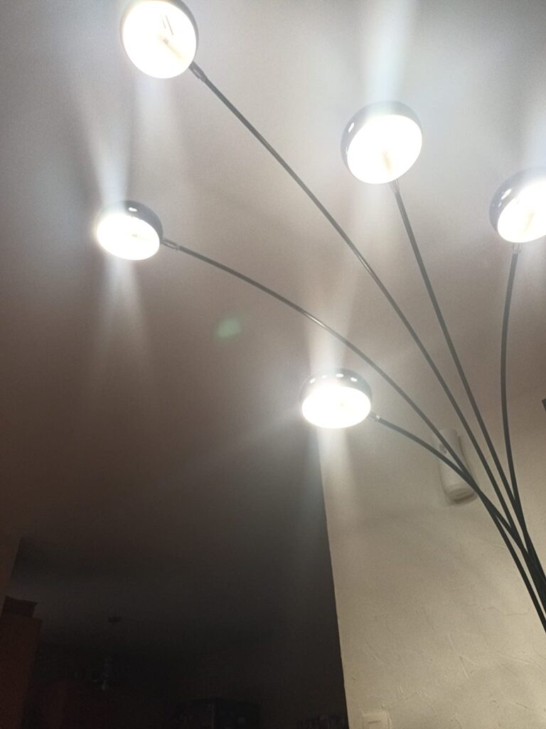 Lampadaire multi-branches allumé
