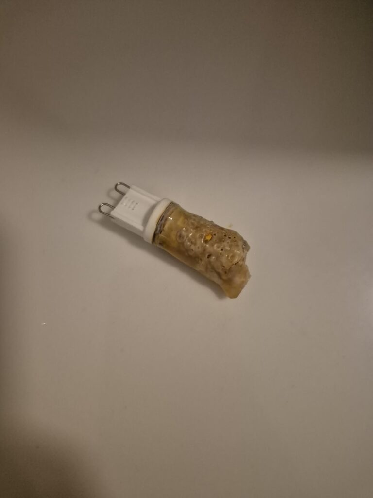 Ampoule LED G9 détériorée et fondue.