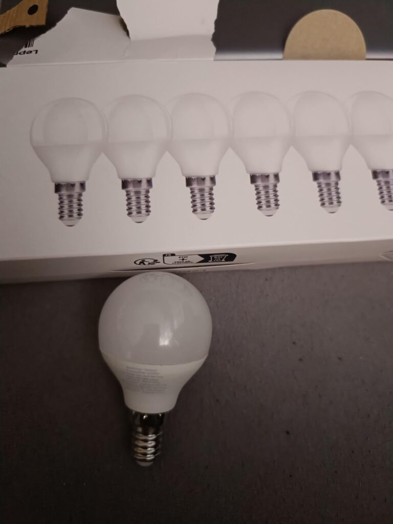 Ampoule LED blanche P45 culot E14 devant son emballage