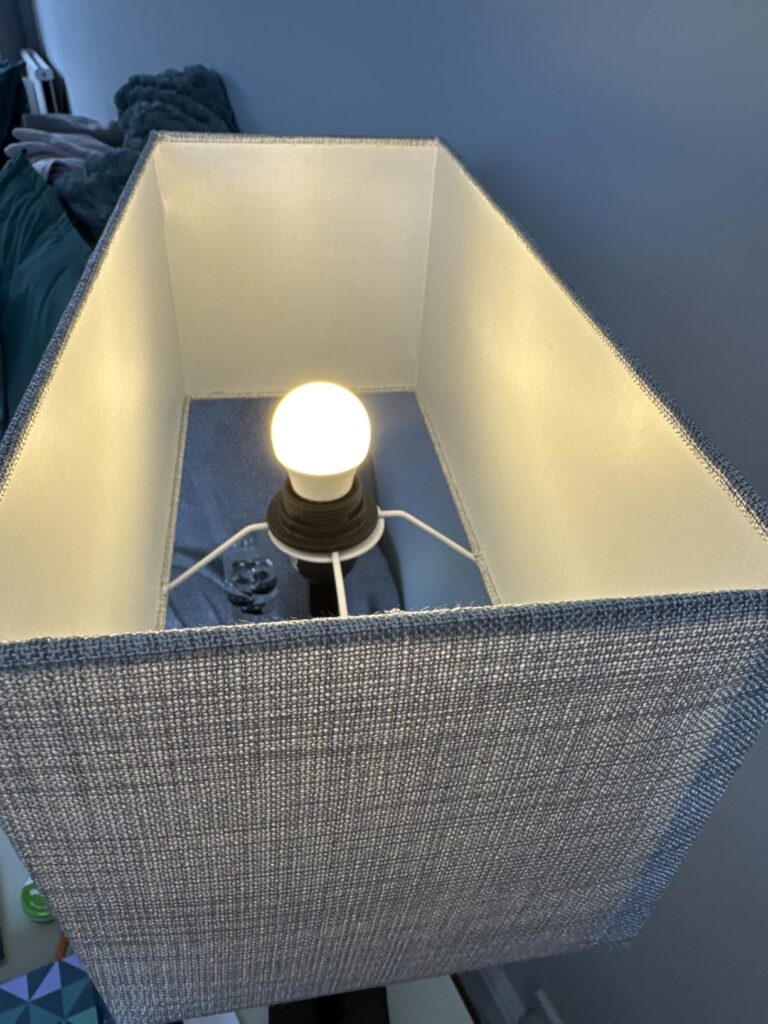 Ampoule LED allumée dans un abat-jour