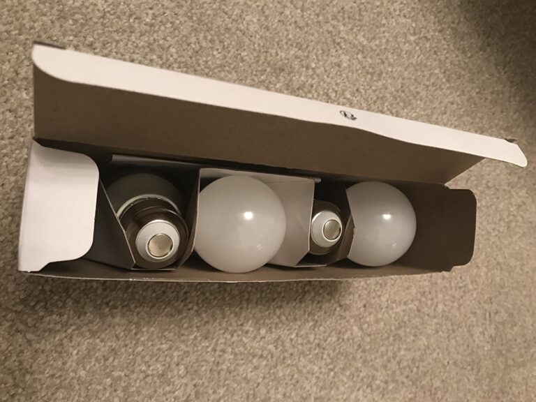 Lot d'ampoules LED G45 dans leur boîte en carton