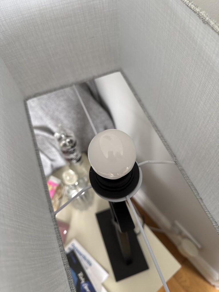 Ampoule LED G45 éteinte dans un abat-jour