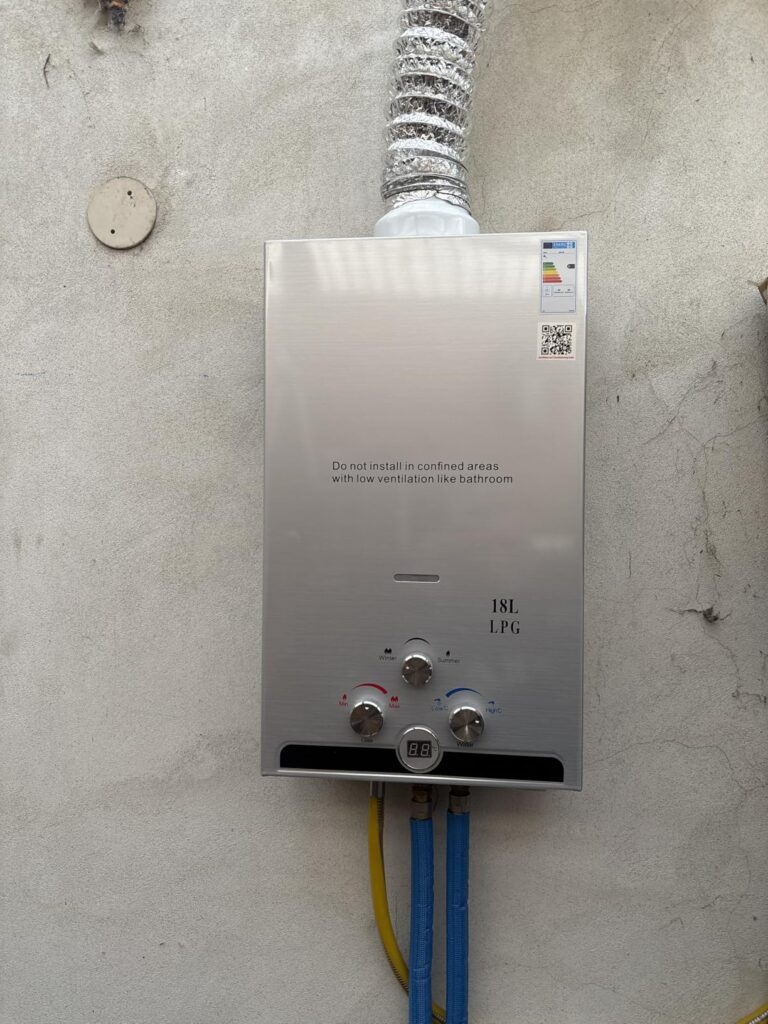 Chauffe-eau à gaz instantané 18L fixé au mur extérieur