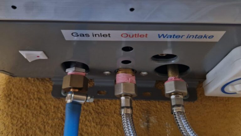 Raccordements d'eau et de gaz sous le chauffe-eau