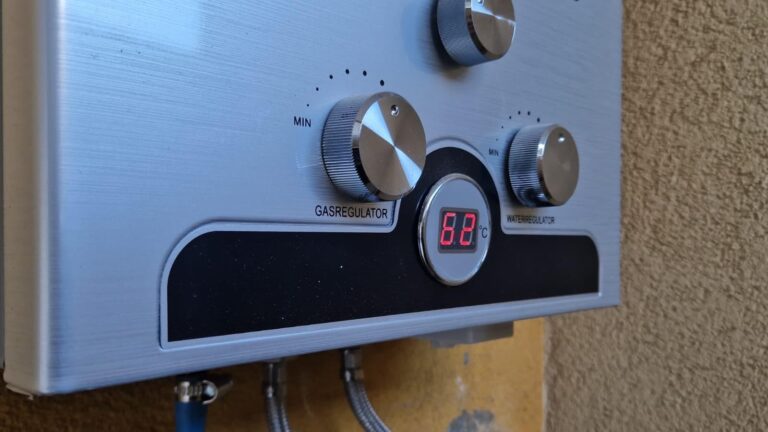 Boutons de réglage gaz et eau du chauffe-eau