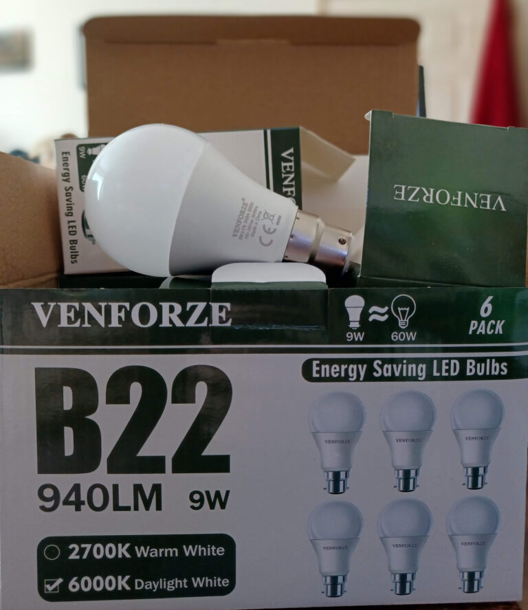 Ampoule Venforze B22 posée sur son carton d'emballage
