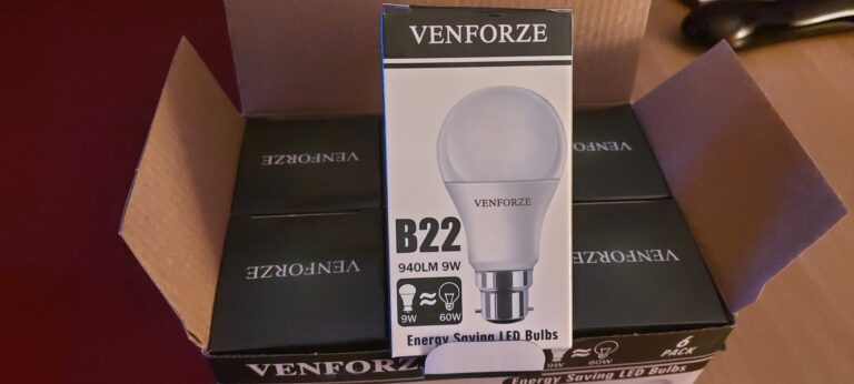 Boîte ouverte d'ampoules Venforze B22