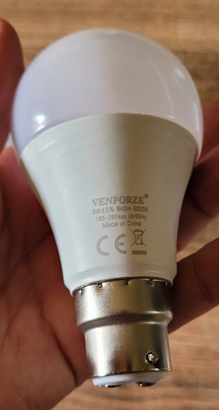 Gros plan sur le culot et les marquages de l'ampoule Venforze