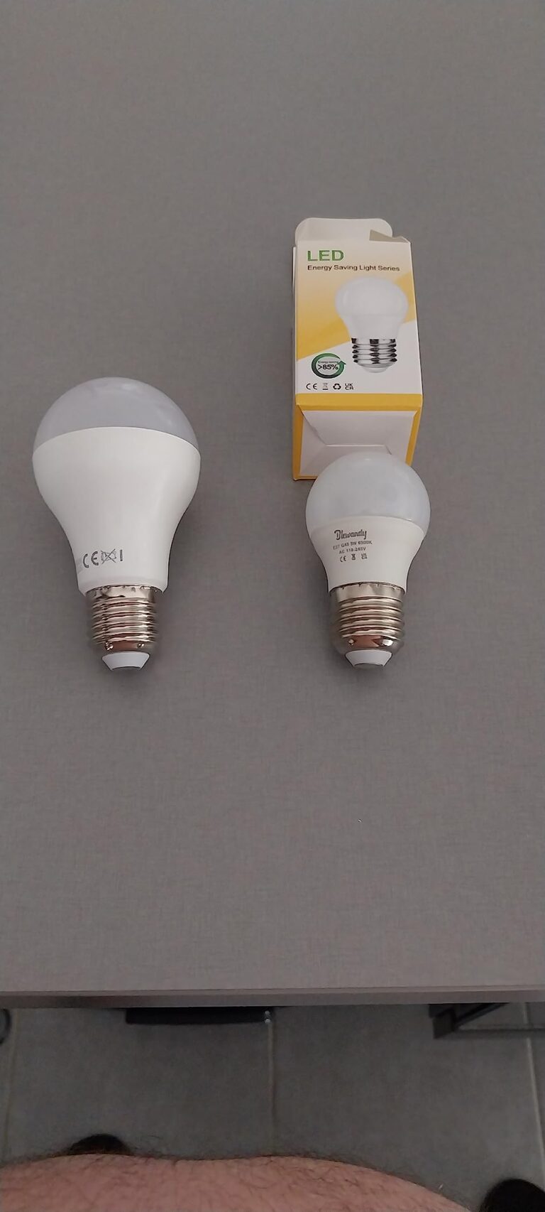 Comparaison de format entre une ampoule classique et la petite ampoule G45
