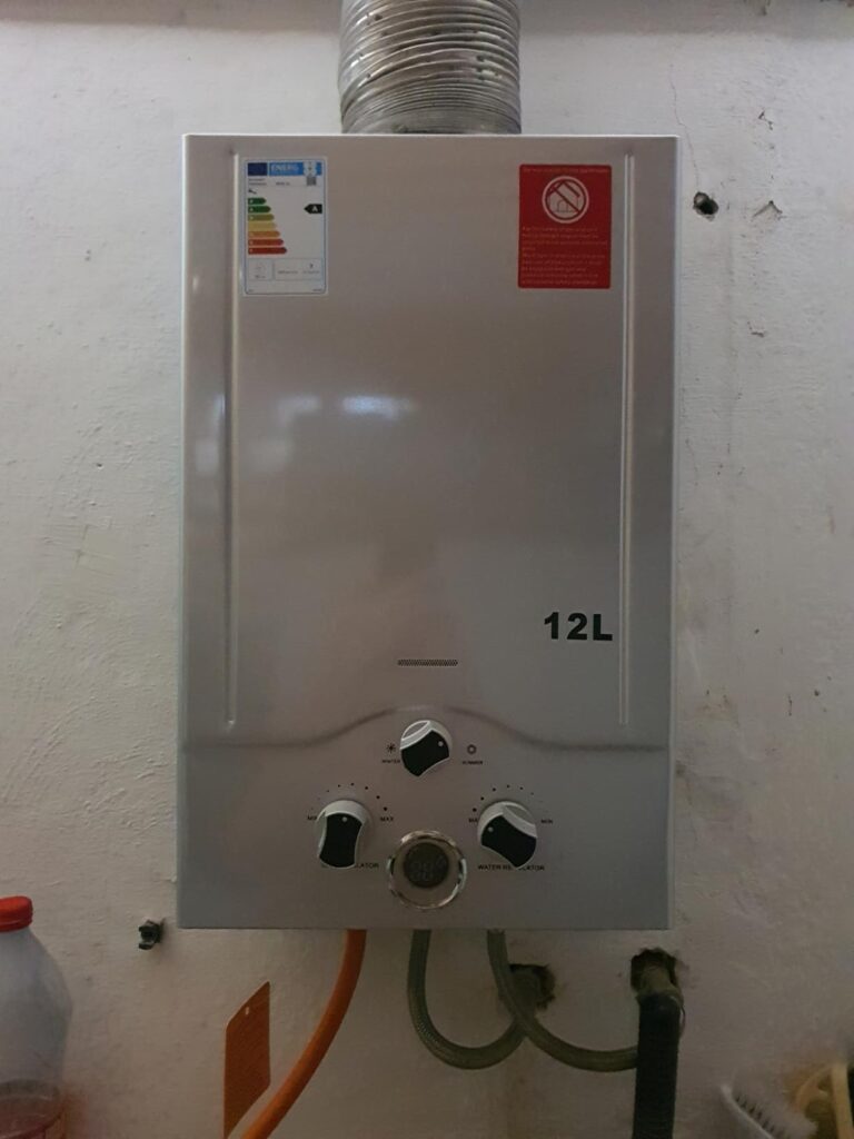 Chauffe-eau à gaz 12L monté sur mur avec raccordements