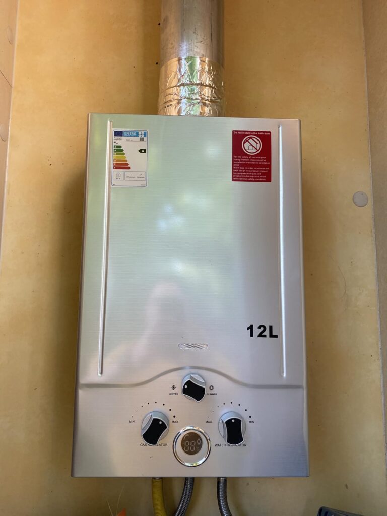 Chauffe-eau gaz 12L installé au mur