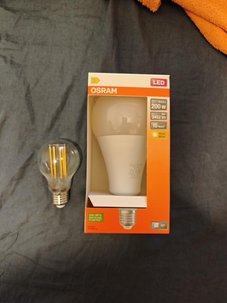 Boîte OSRAM LED A200 à côté d'une ampoule classique