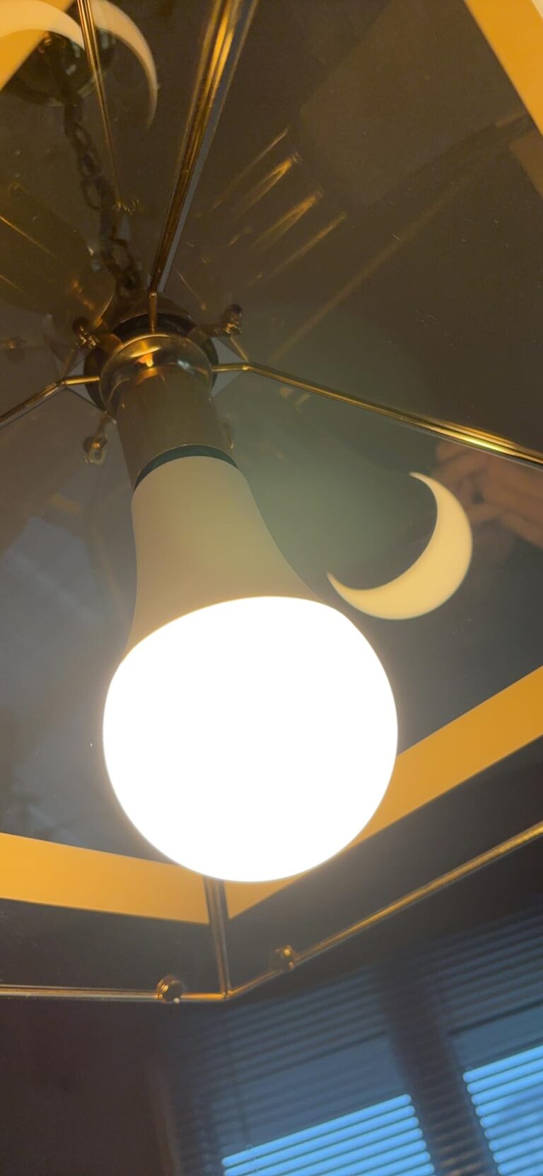 Ampoule LED OSRAM A200 allumée dans une suspension