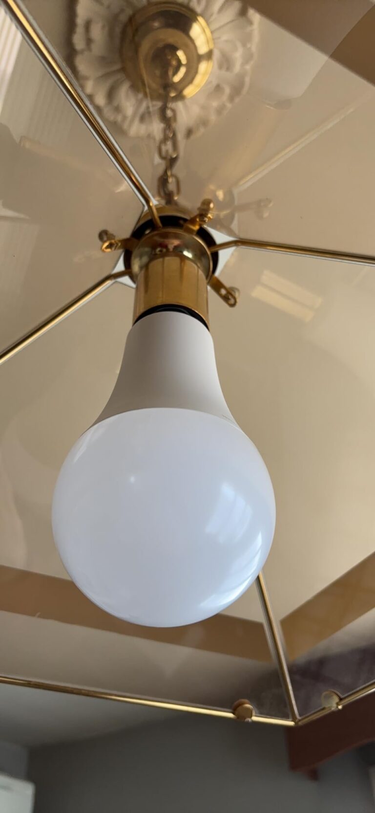 Ampoule LED OSRAM A200 éteinte dans un luminaire