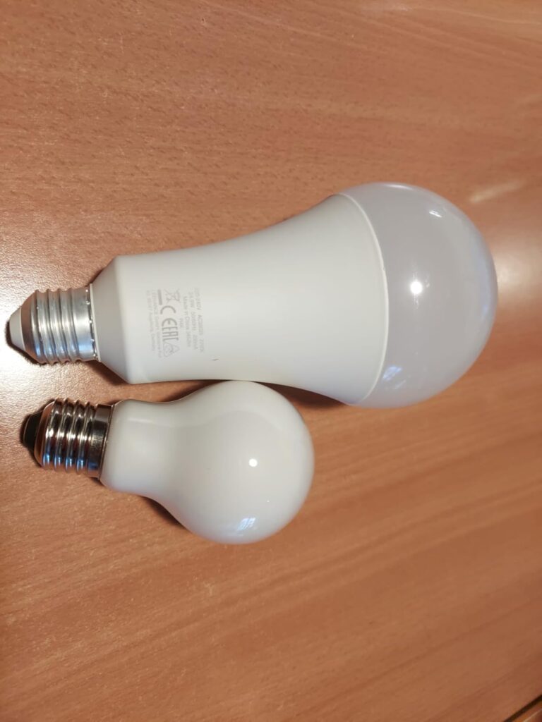 Ampoule OSRAM A200 et petite ampoule sur une table