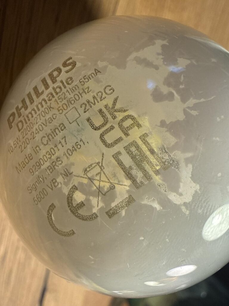 Gros plan sur les inscriptions de l'ampoule Philips.
