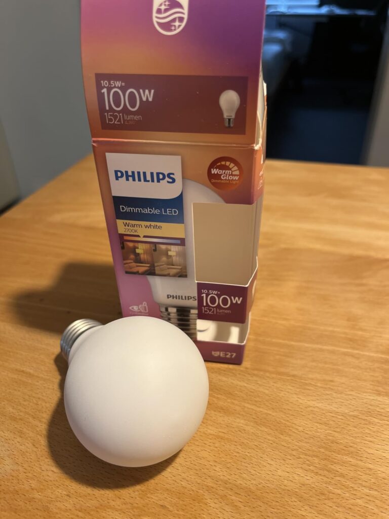 Ampoule LED Philips devant son emballage.