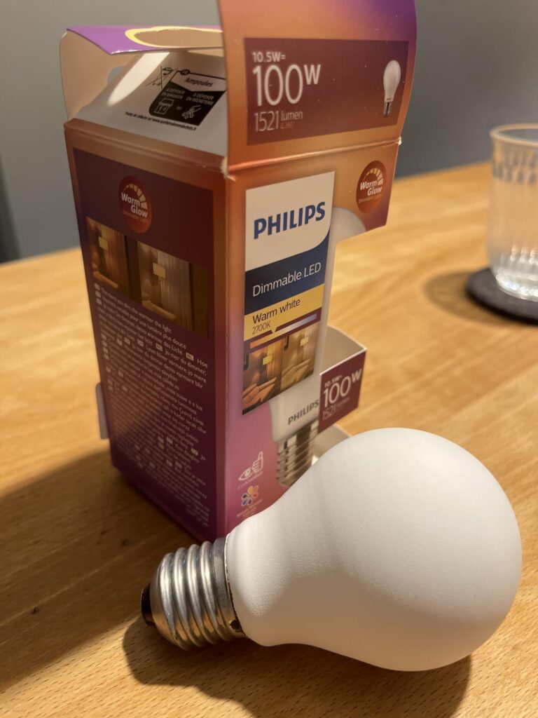 Ampoule LED Philips couchée à côté de la boîte.